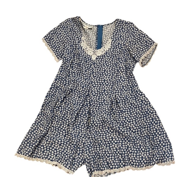 Vintage RAMPAGE floral print romper with lace detaillooks like a dress
